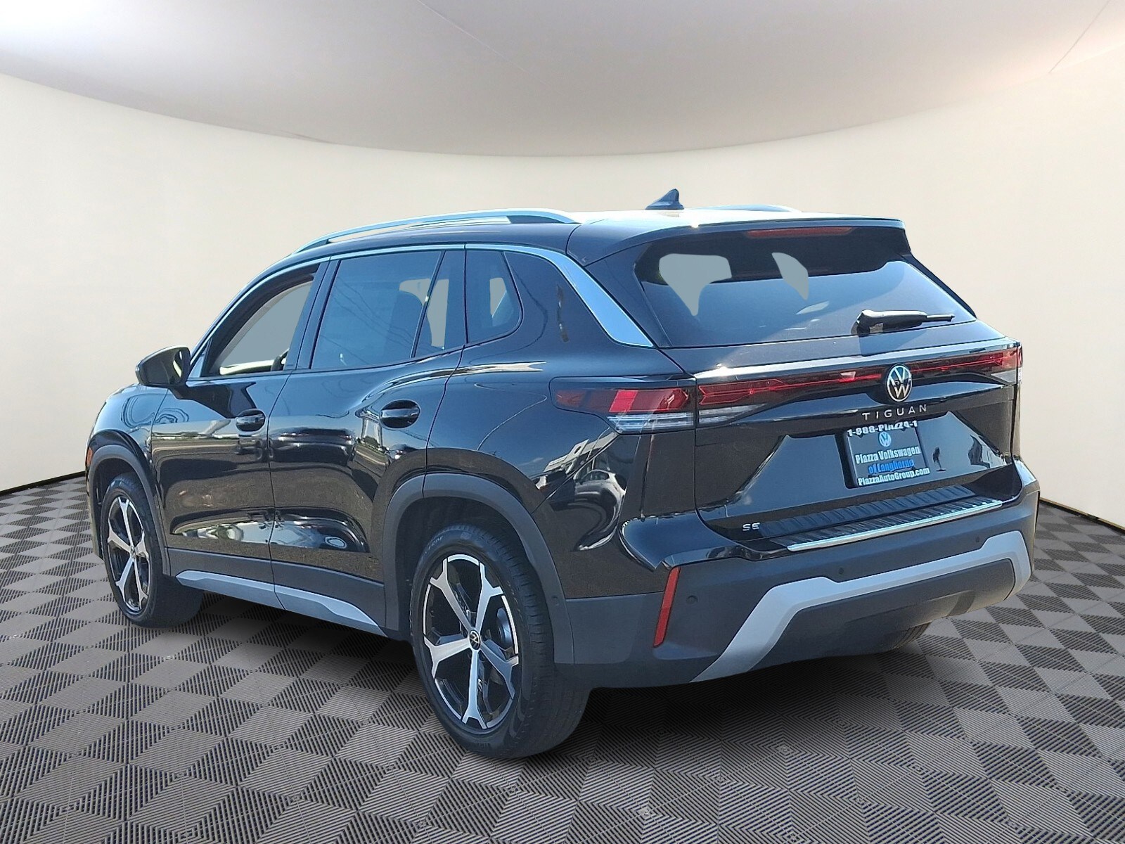 2025 Volkswagen Tiguan SE photo 3