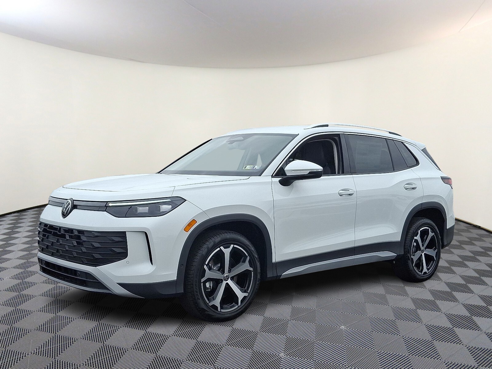 2025 Volkswagen Tiguan SE photo 2