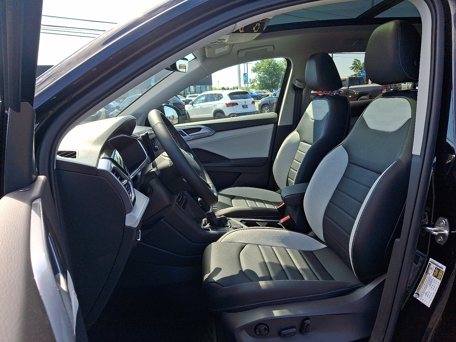2025 Volkswagen Taos SEL - Photo 6