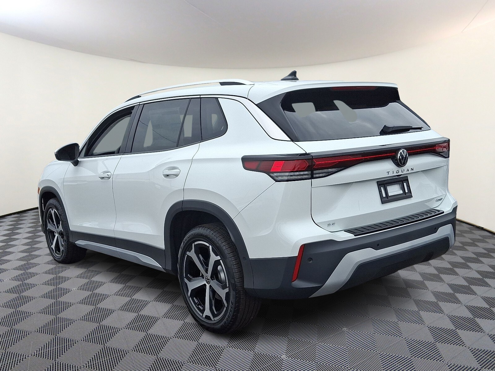 2025 Volkswagen Tiguan SE photo 3