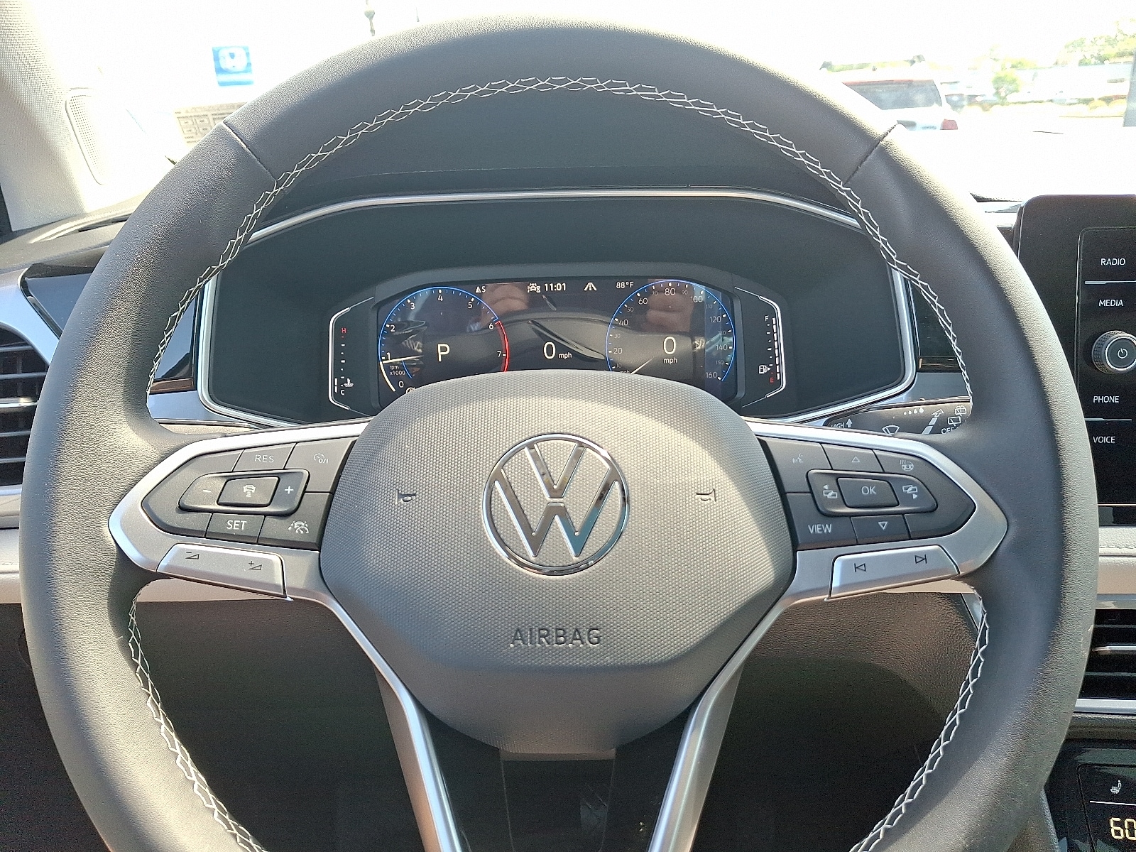 2025 Volkswagen Taos SEL - Photo 9