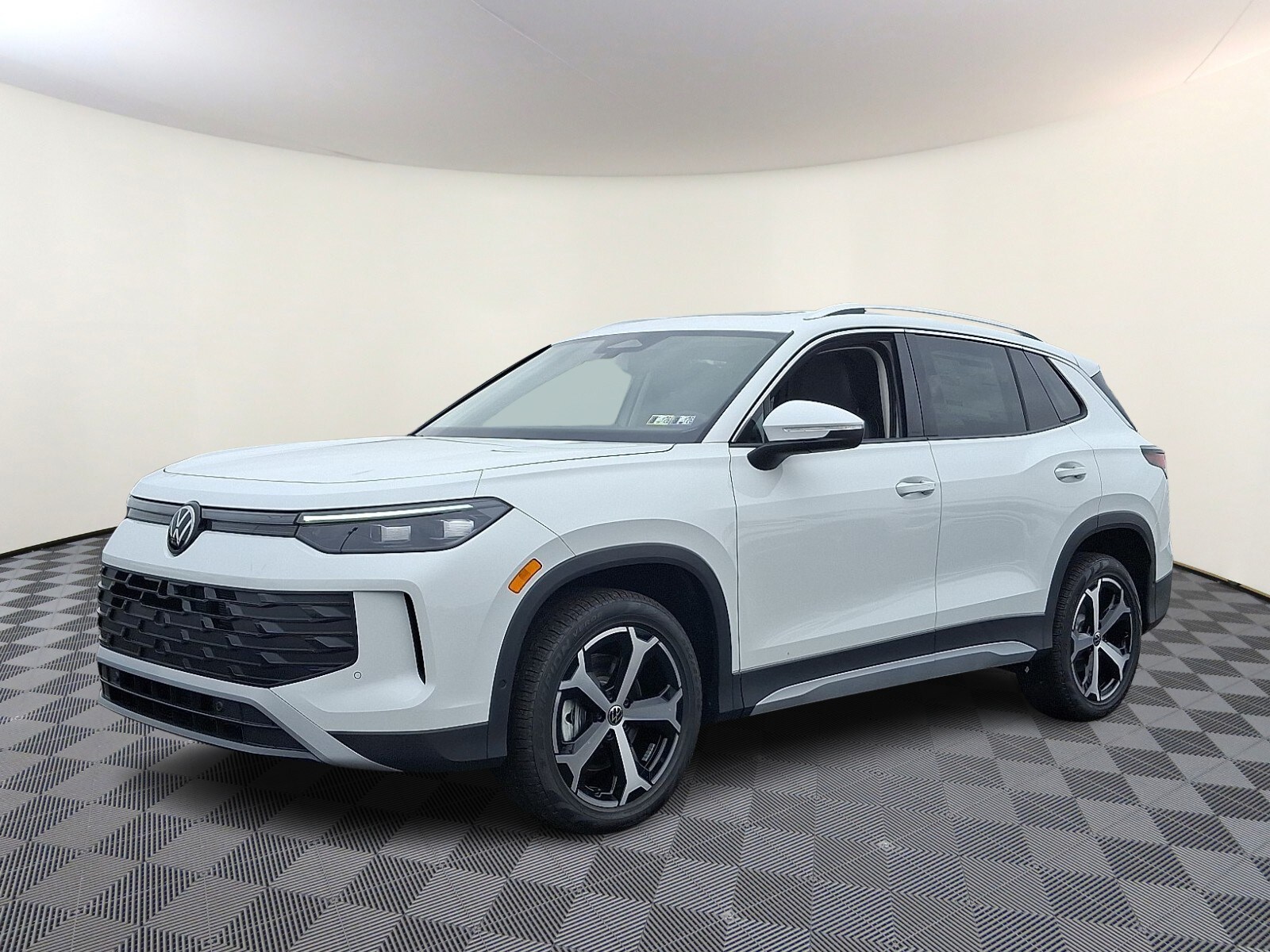 2025 Volkswagen Tiguan SE photo 2