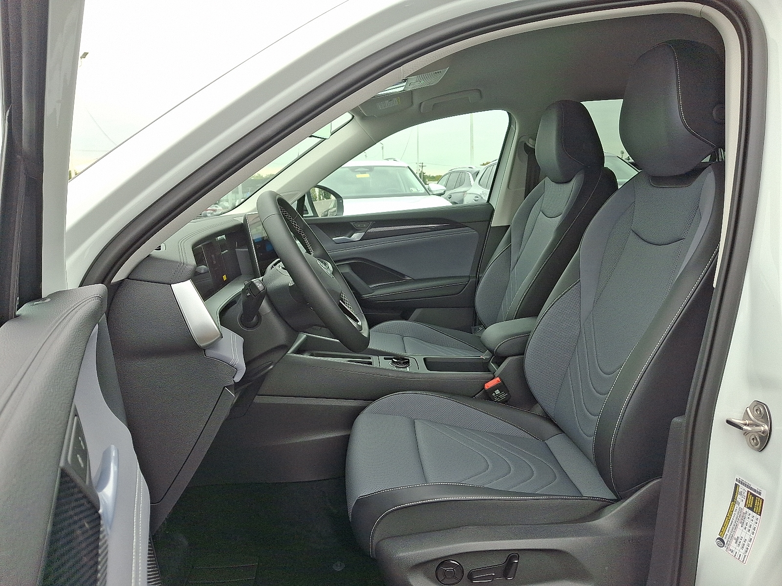 2025 Volkswagen Tiguan SE - Photo 6