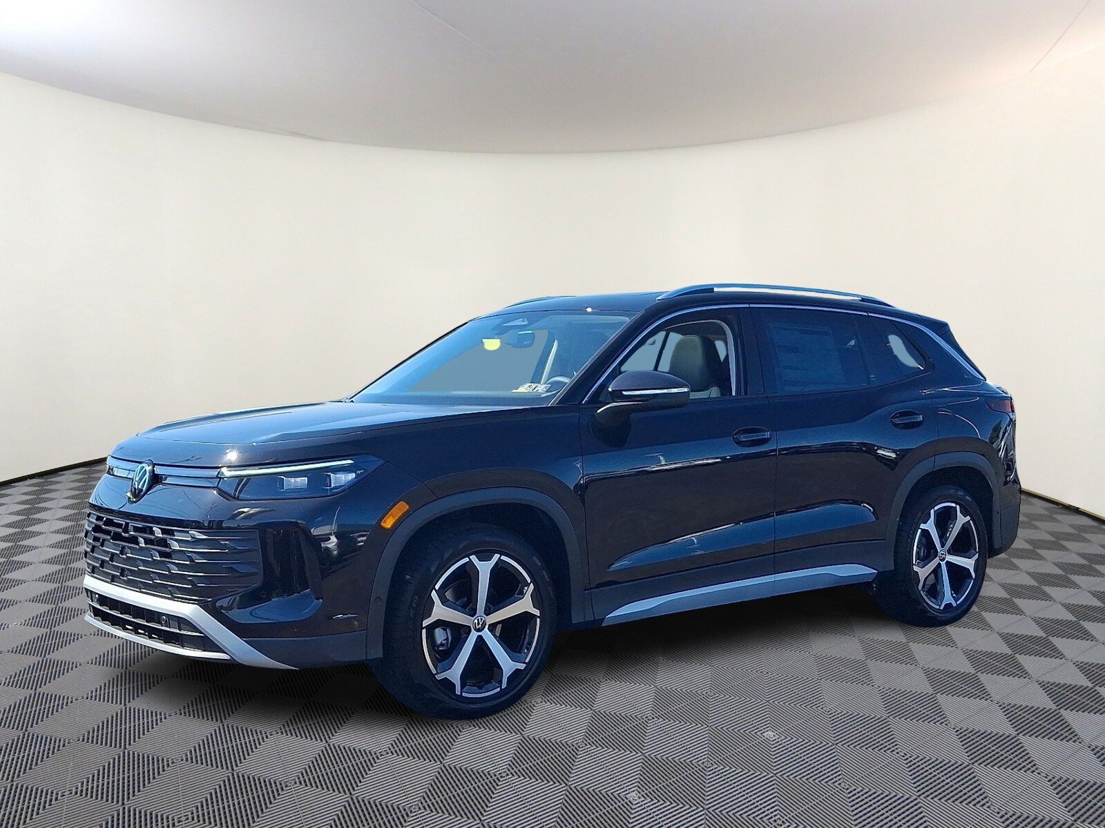 2025 Volkswagen Tiguan SE photo 2