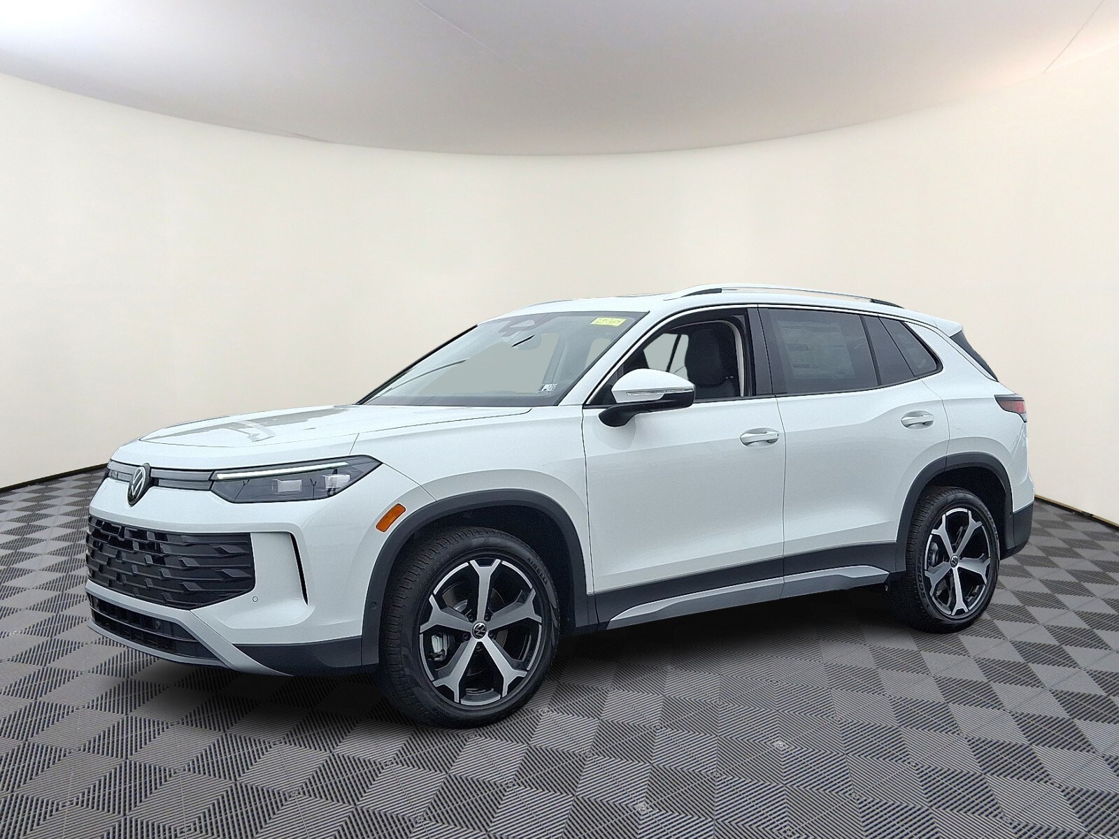 2025 Volkswagen Tiguan SE photo 2