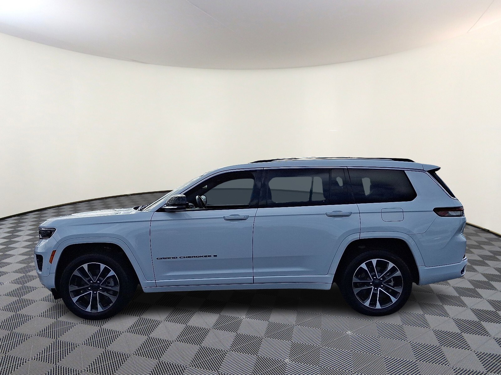 2021 Jeep Grand Cherokee Overland photo 4