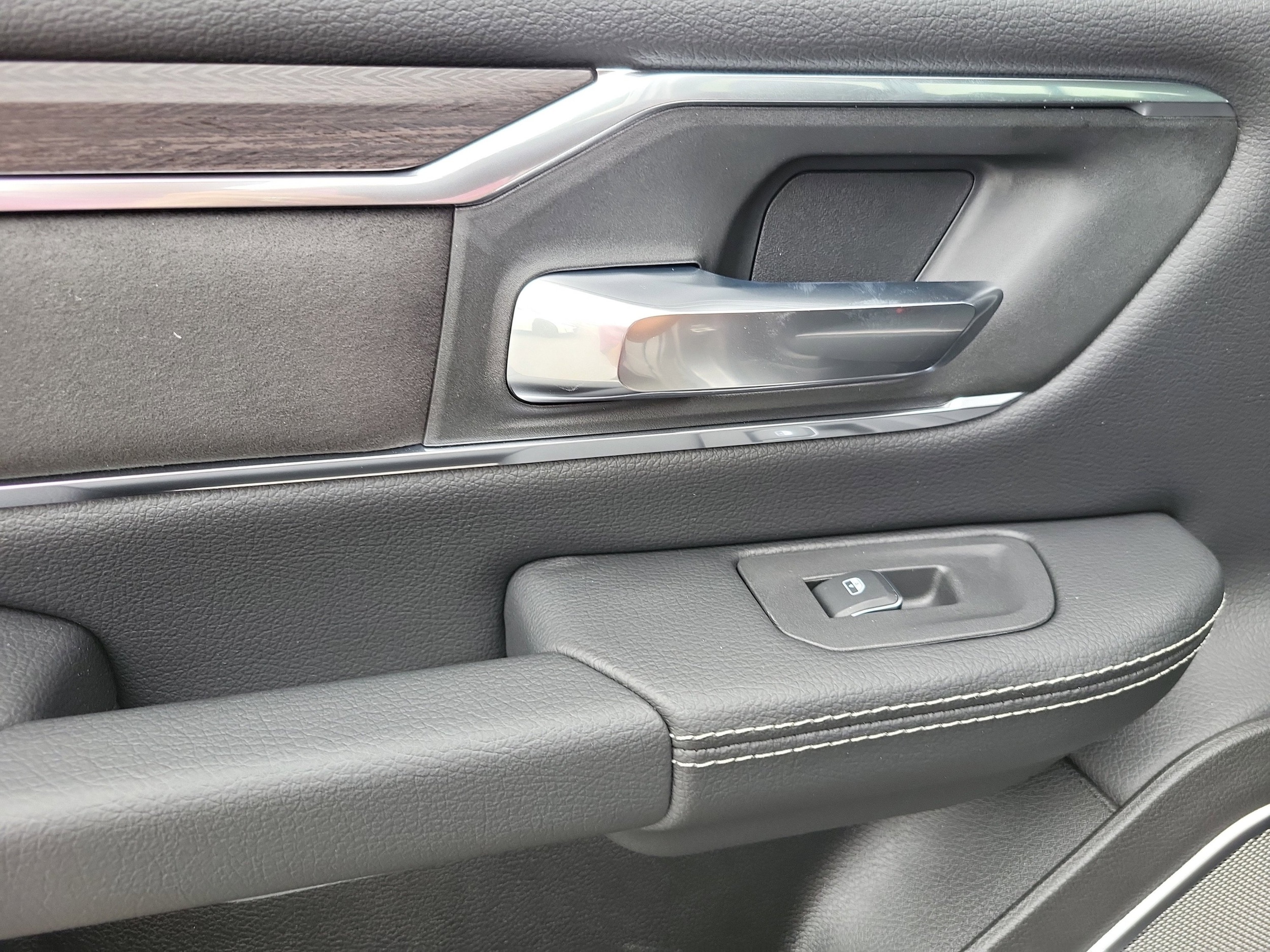 2026 RAM 1500 Laramie - Photo 16