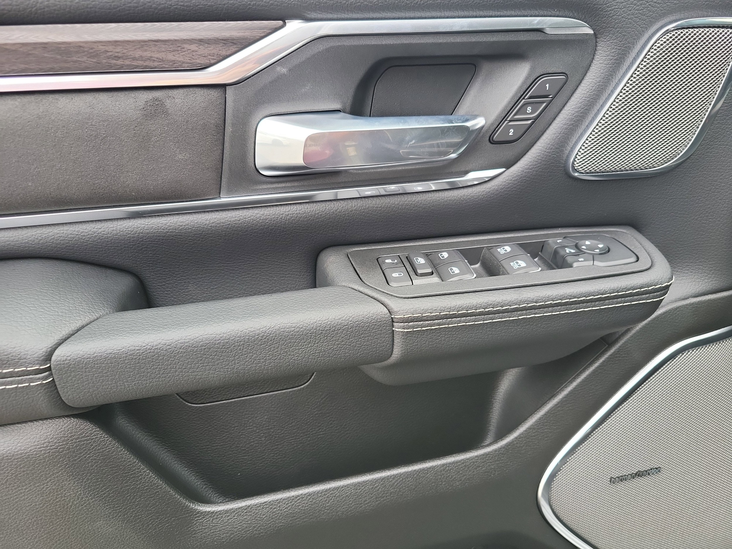 2026 RAM 1500 Laramie - Photo 19