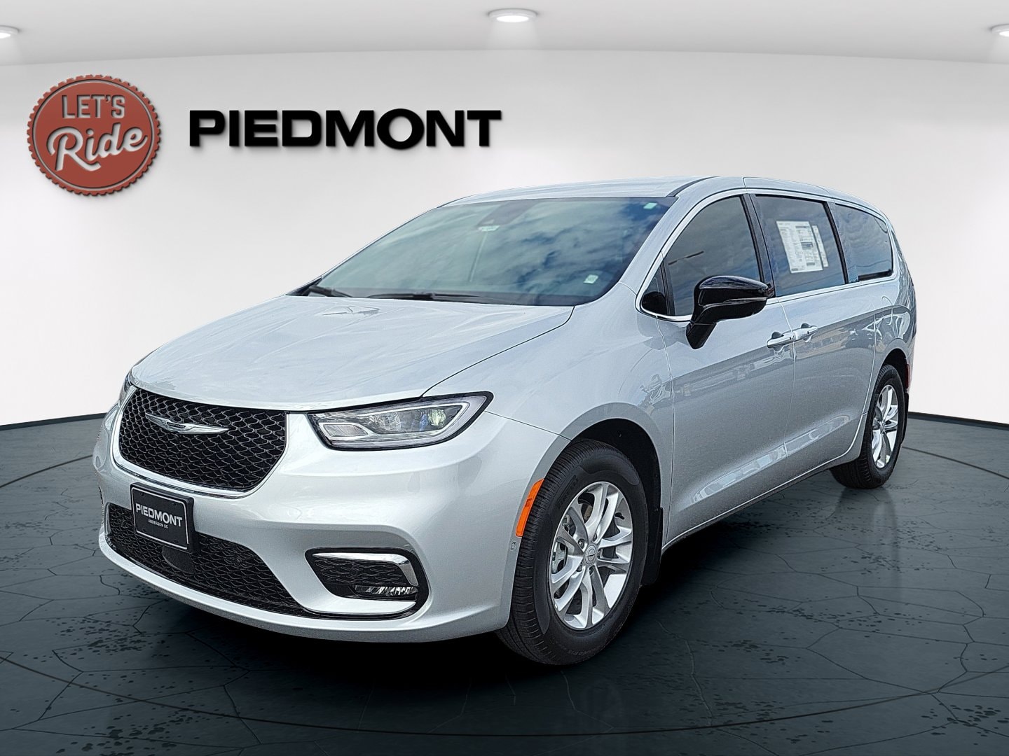 2026 Chrysler Pacifica Select's photo