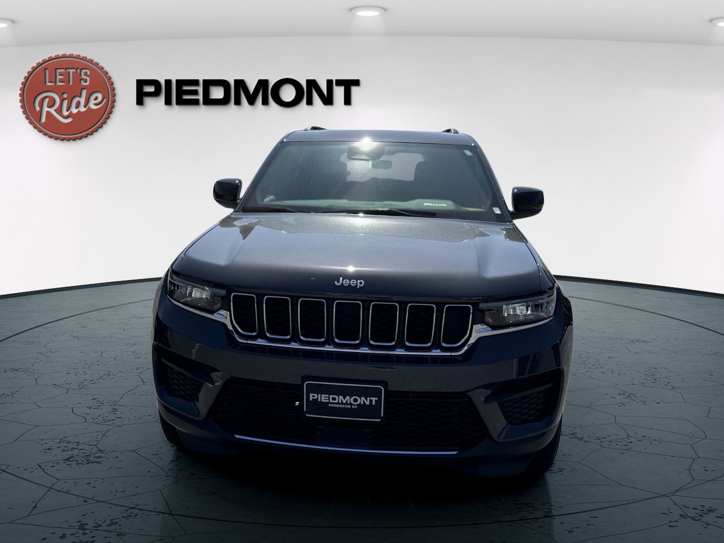 2025 Jeep Grand Cherokee Laredo photo 2