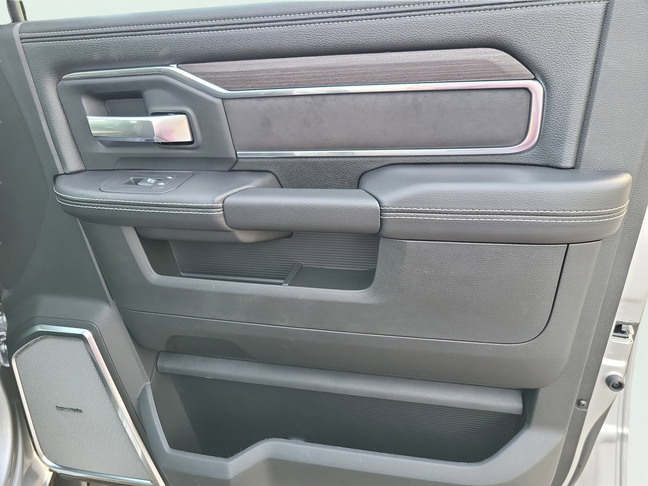 2026 RAM 2500 Laramie - Photo 23