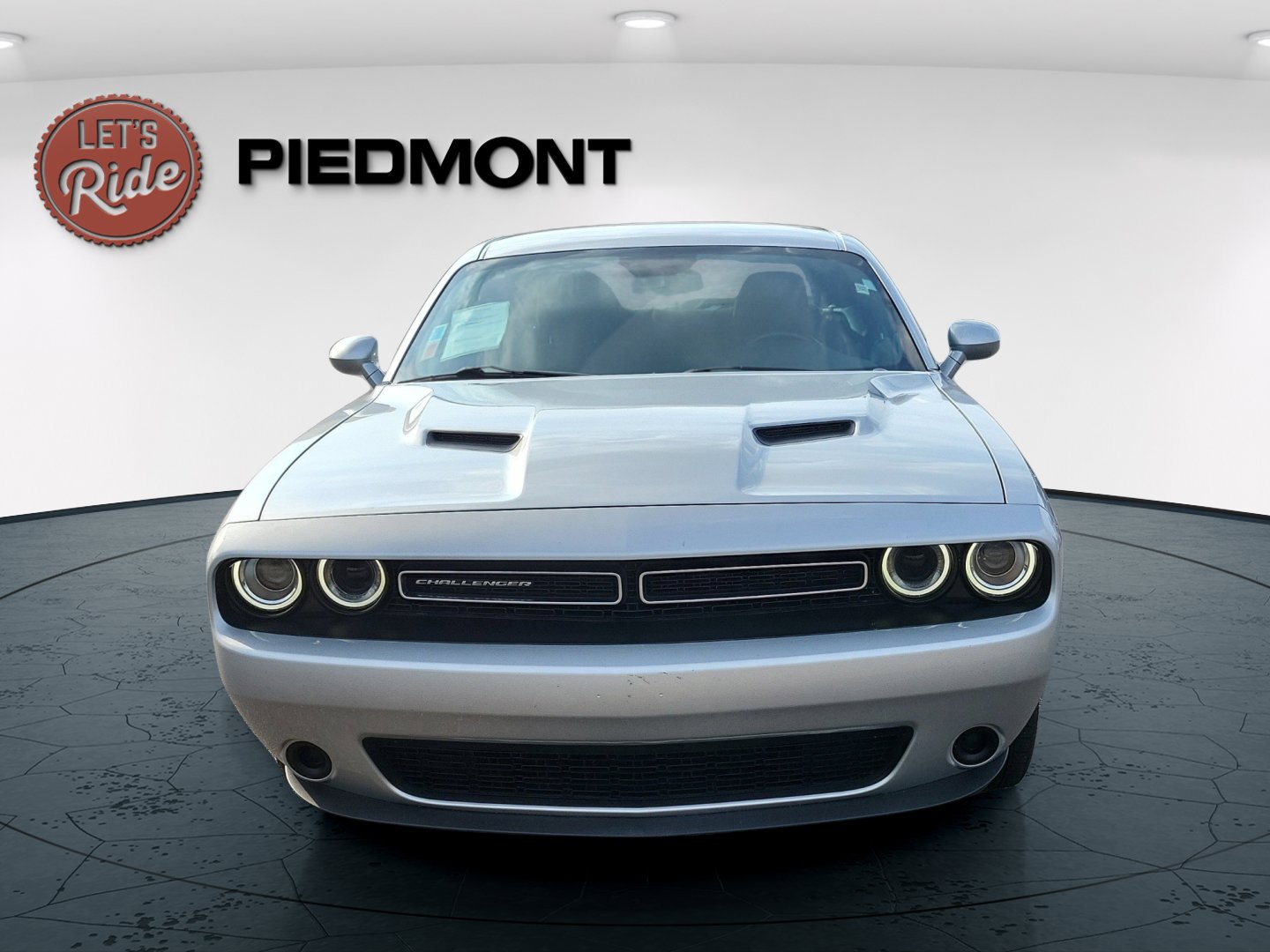 2023 Dodge Challenger SXT photo 2