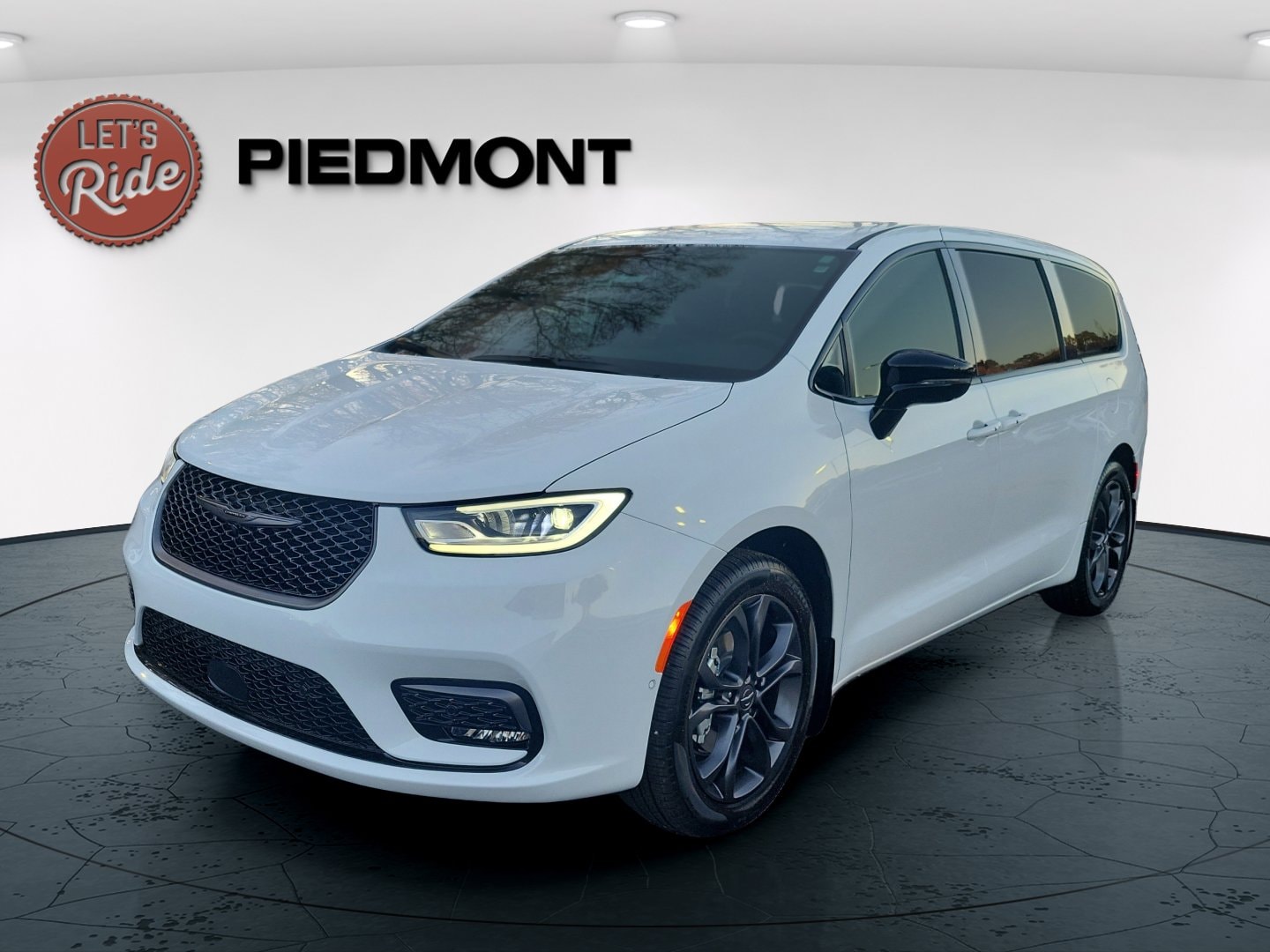 2026 Chrysler Pacifica Select's photo