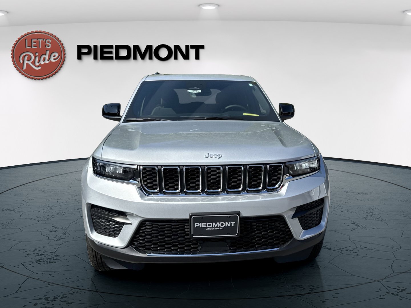 2025 Jeep Grand Cherokee Laredo Altitude photo 2