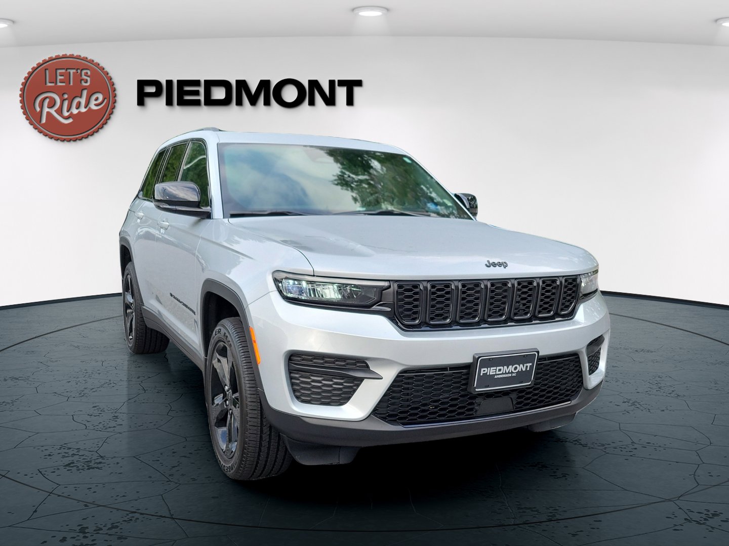 2025 Jeep Grand Cherokee Laredo Altitude photo 3