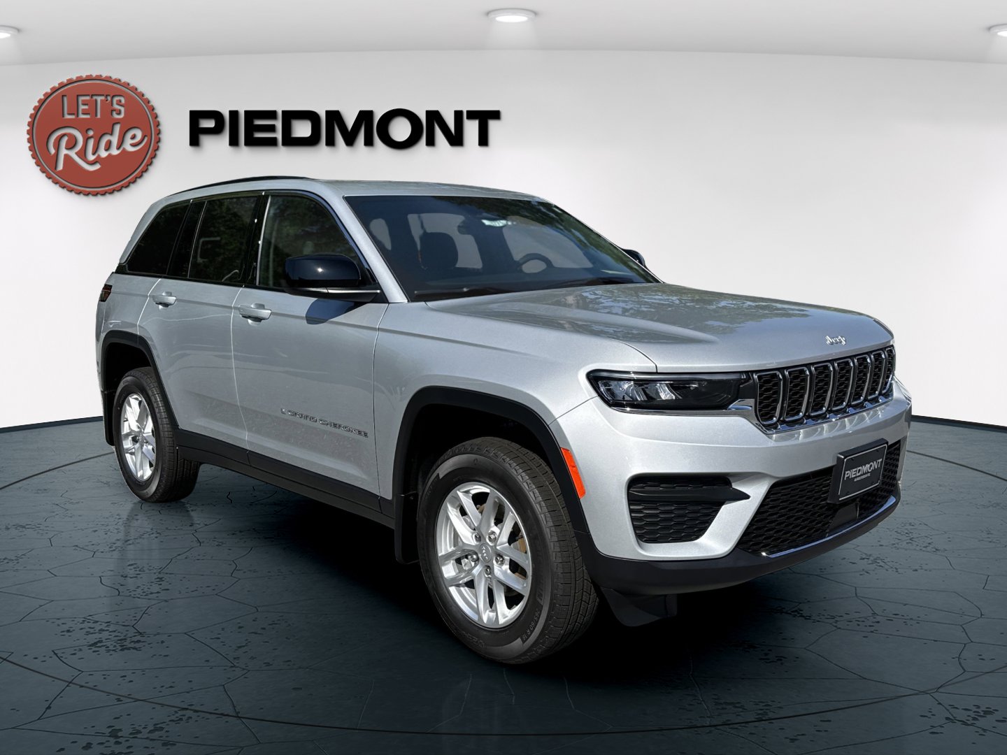 2025 Jeep Grand Cherokee Laredo Altitude photo 3