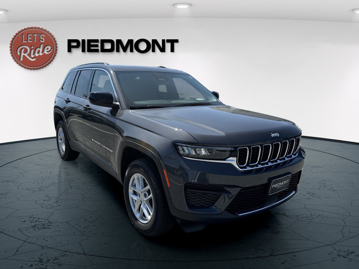 2025 Jeep Grand Cherokee Laredo photo 3