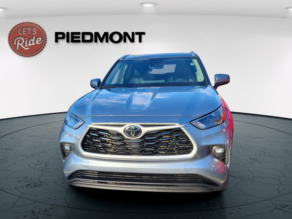 Used 2024 Toyota Highlander XLE FWD SUV