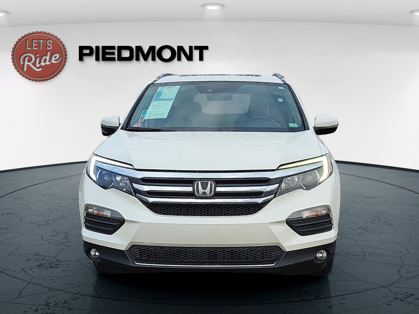2018 Honda Pilot Touring photo 2