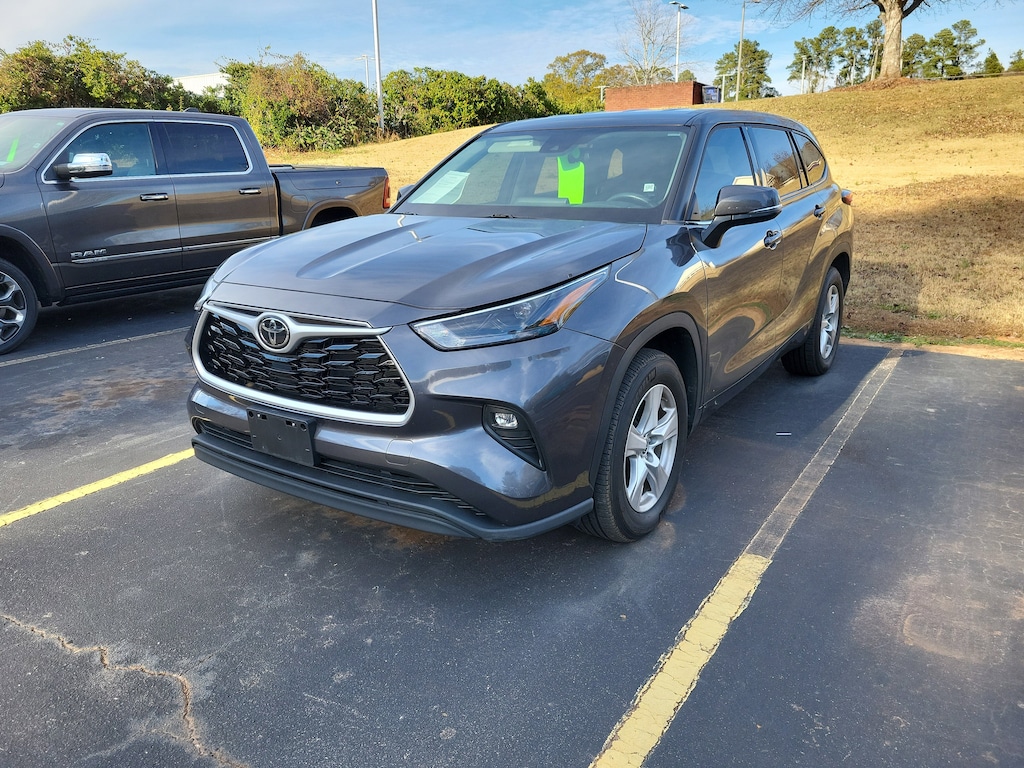 Used 2022 Toyota Highlander LE FWD SUV