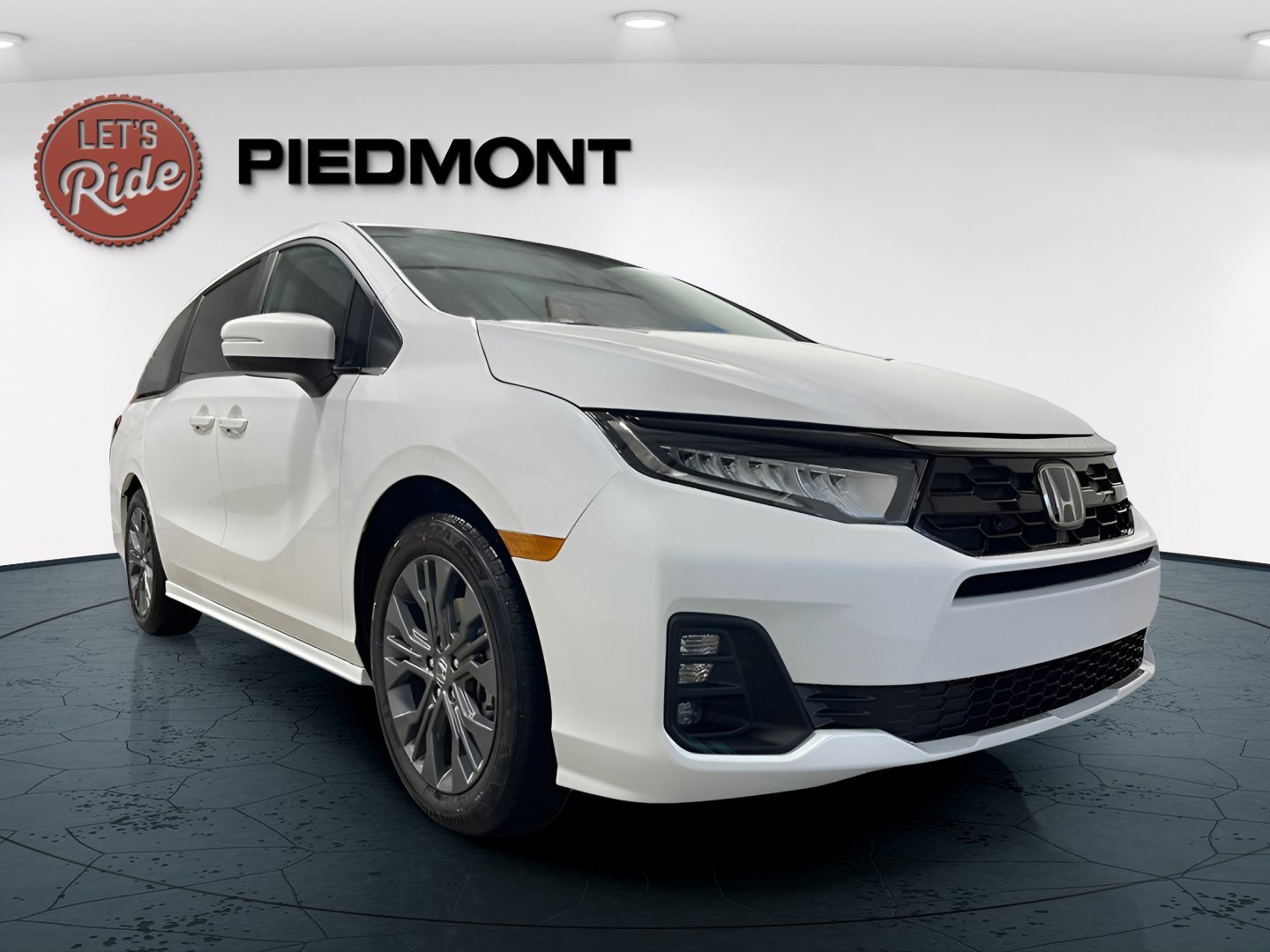 2026 Honda Odyssey Touring's photo