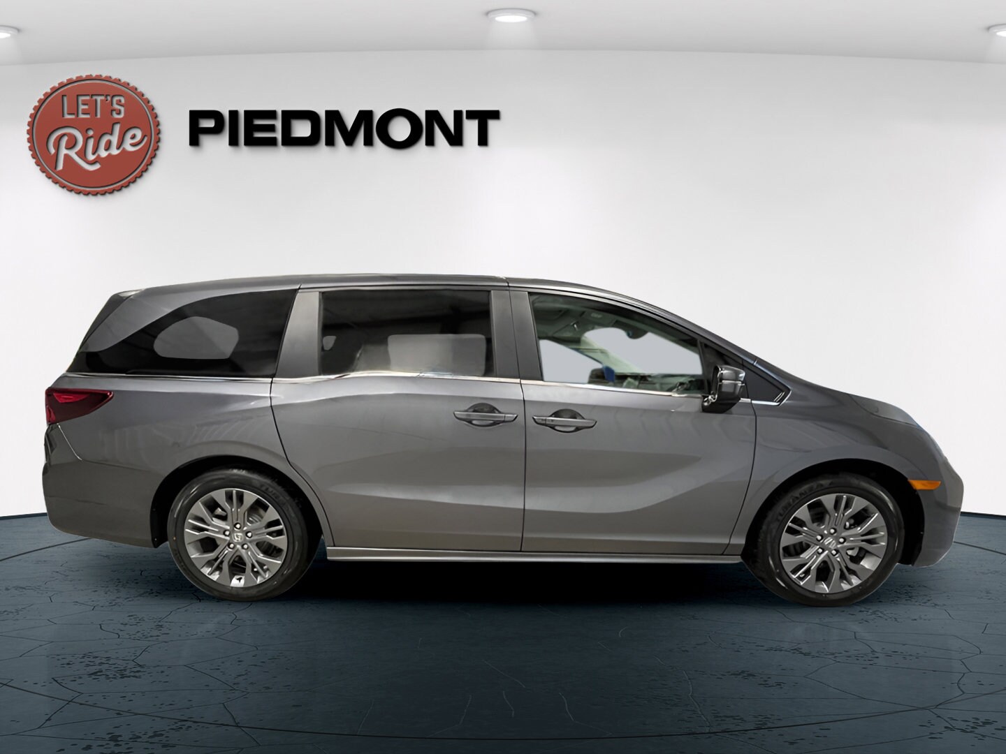 2025 Honda Odyssey Touring photo 2
