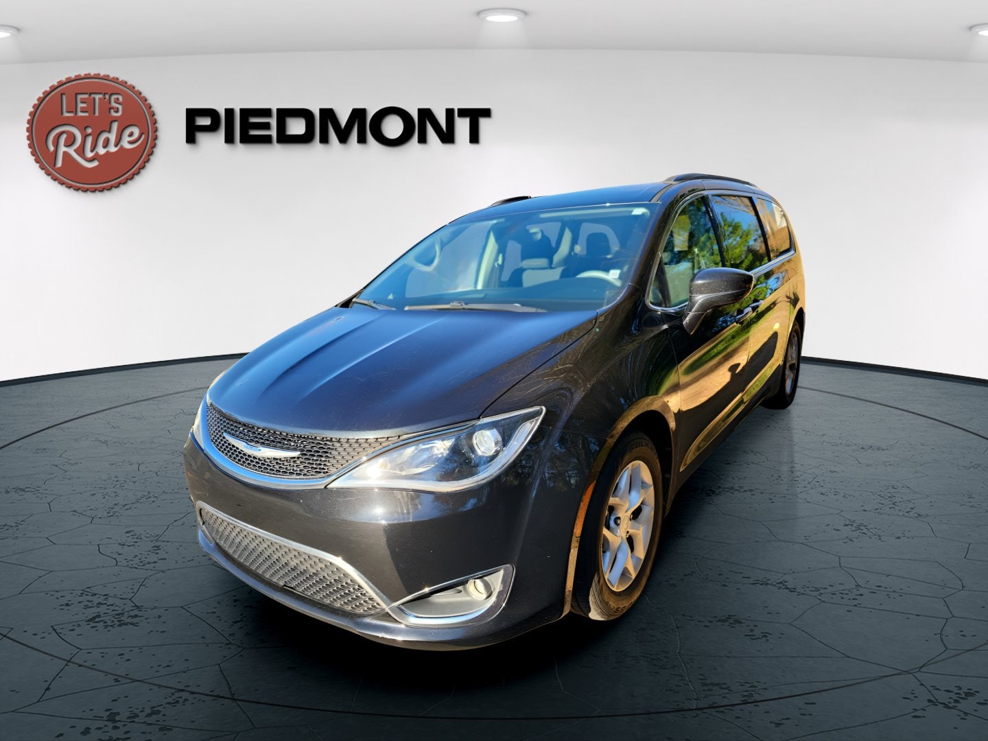 2018 Chrysler Pacifica Touring Plus's photo