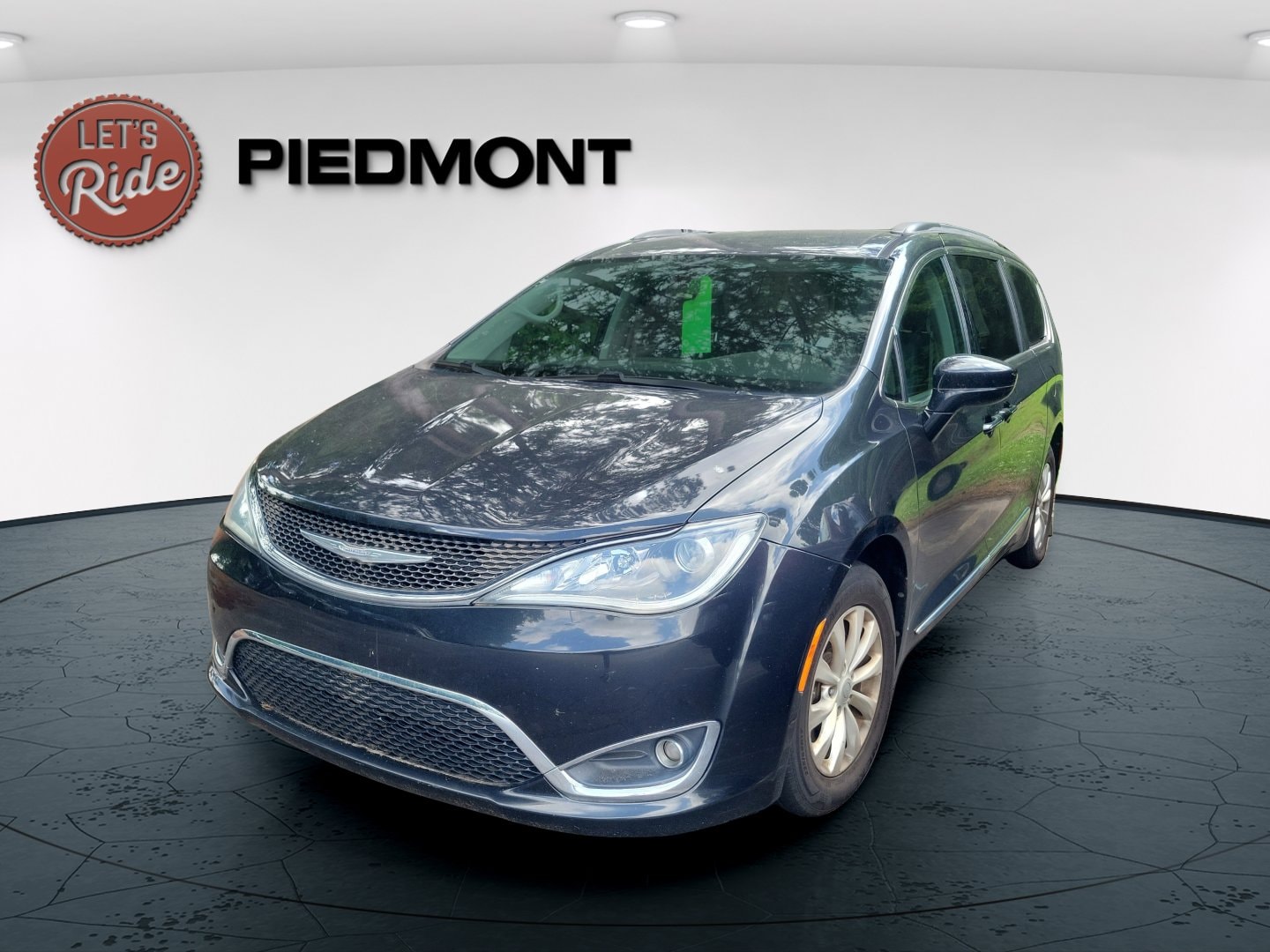 2017 Chrysler Pacifica Touring-L's photo