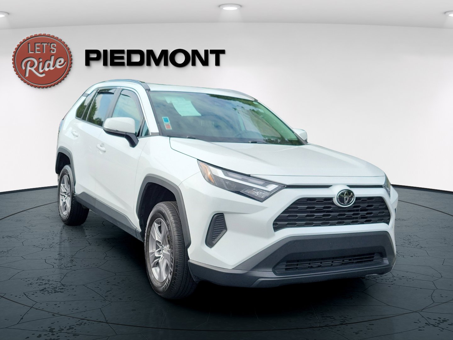 2023 Toyota RAV4 XLE photo 3
