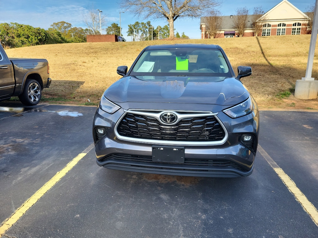 Used 2022 Toyota Highlander LE FWD SUV