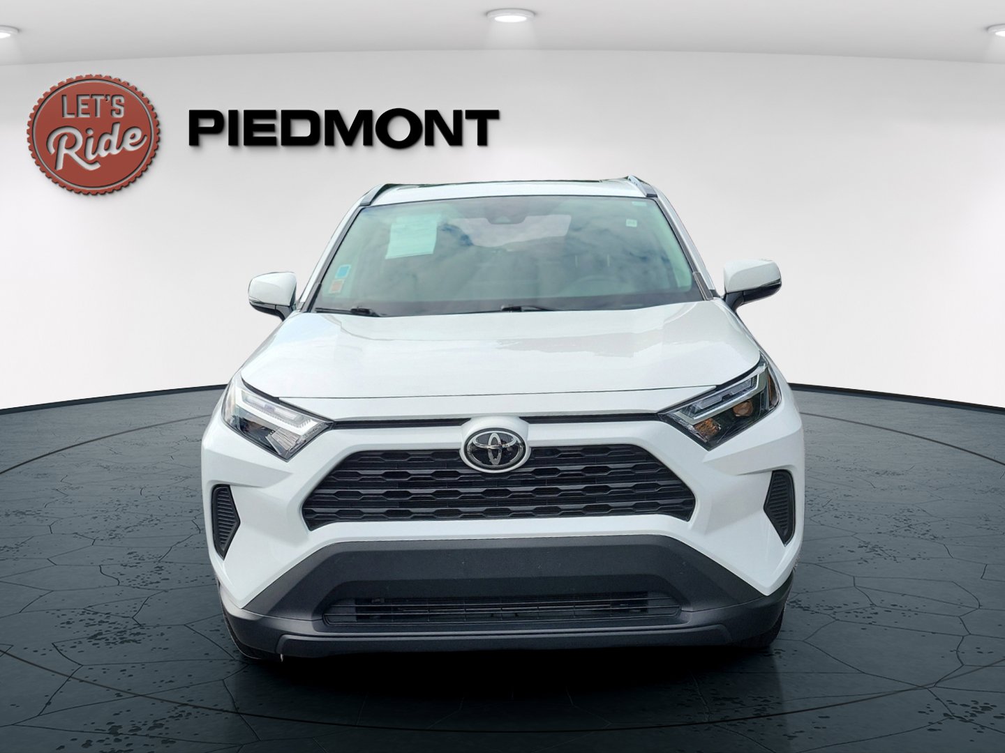 2023 Toyota RAV4 XLE photo 2
