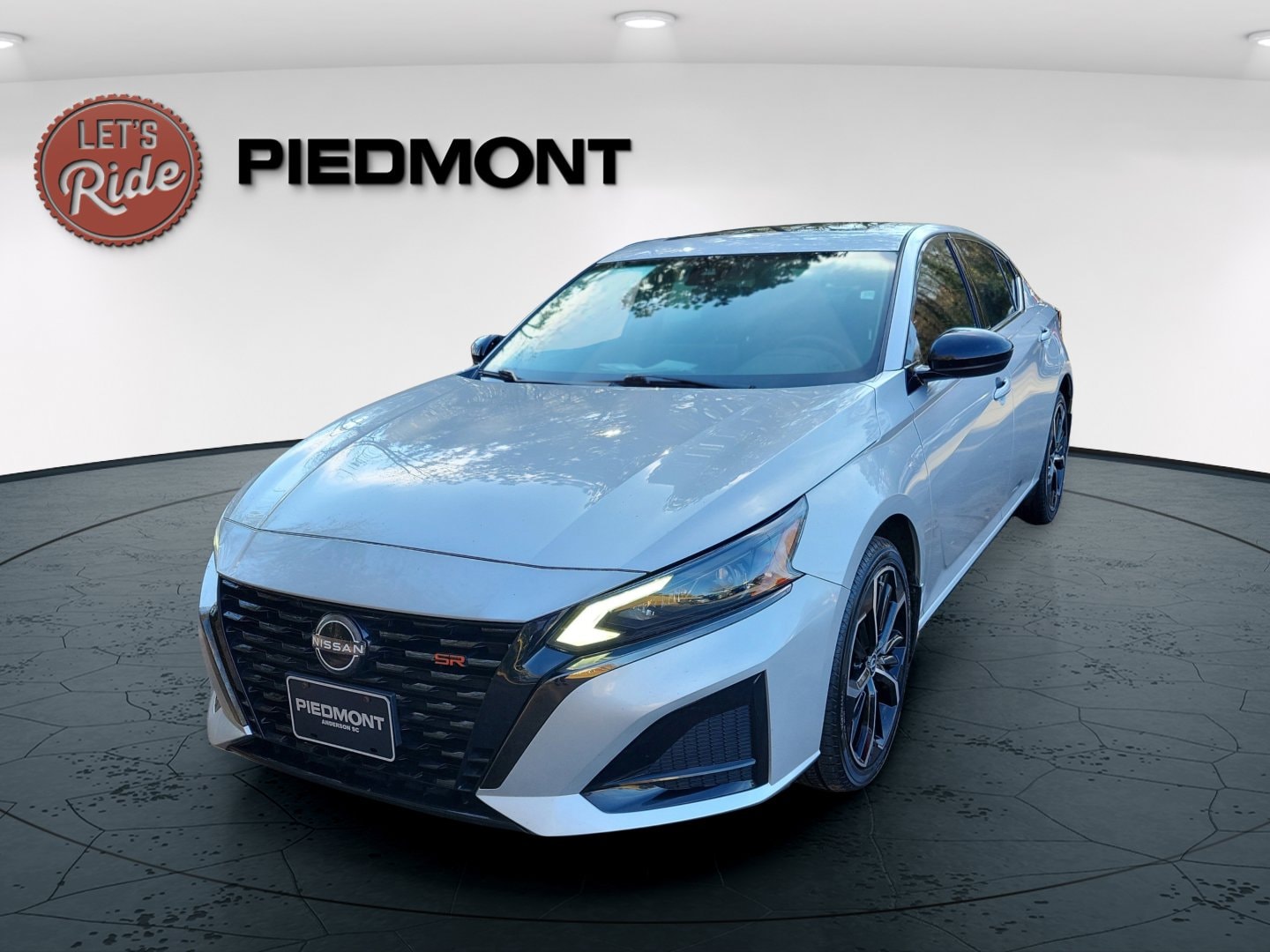 2023 Nissan Altima SR's photo