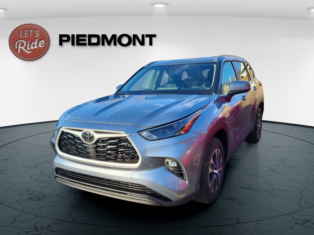 Used 2024 Toyota Highlander XLE FWD SUV