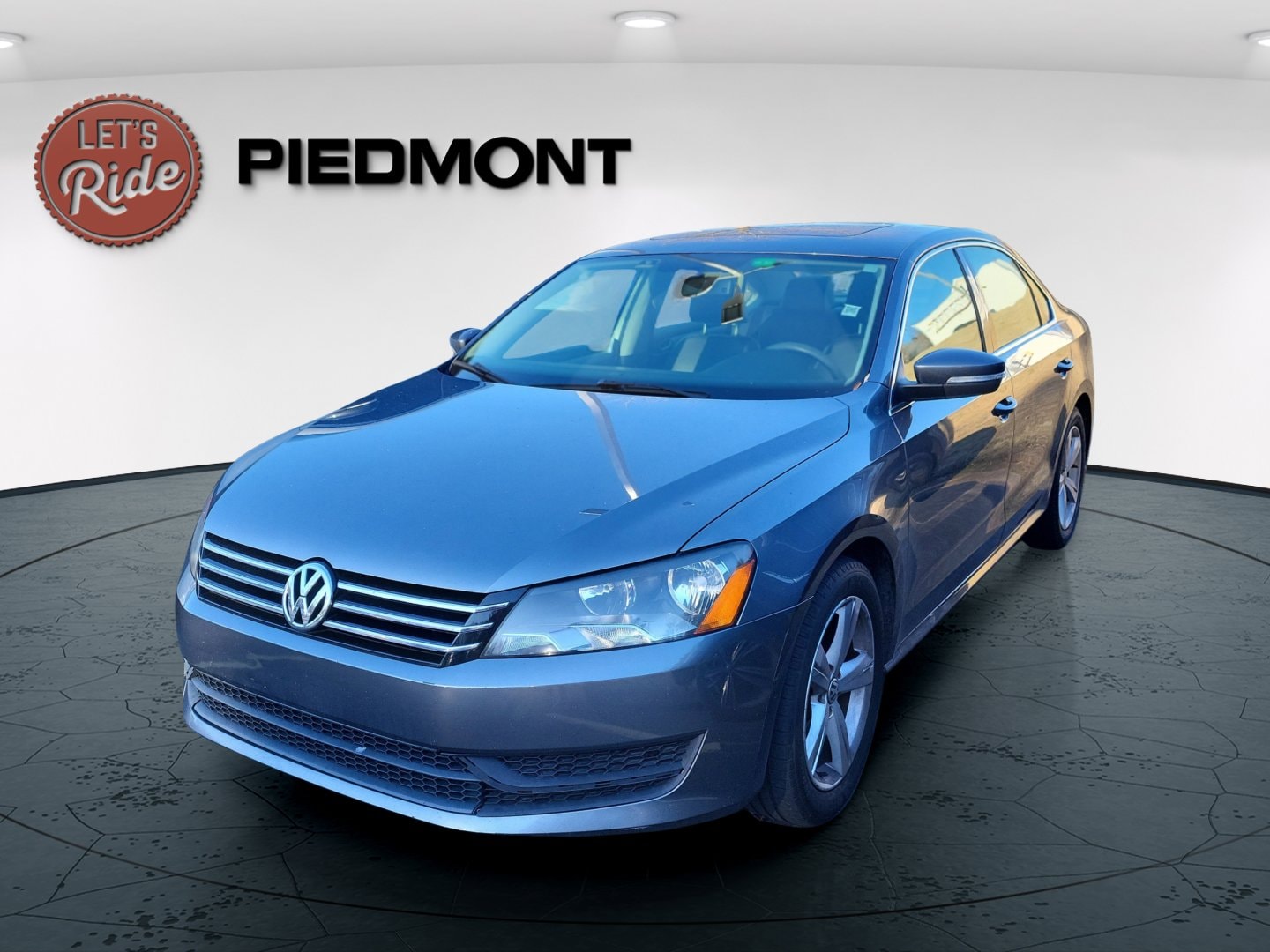 2013 Volkswagen Passat SE's photo