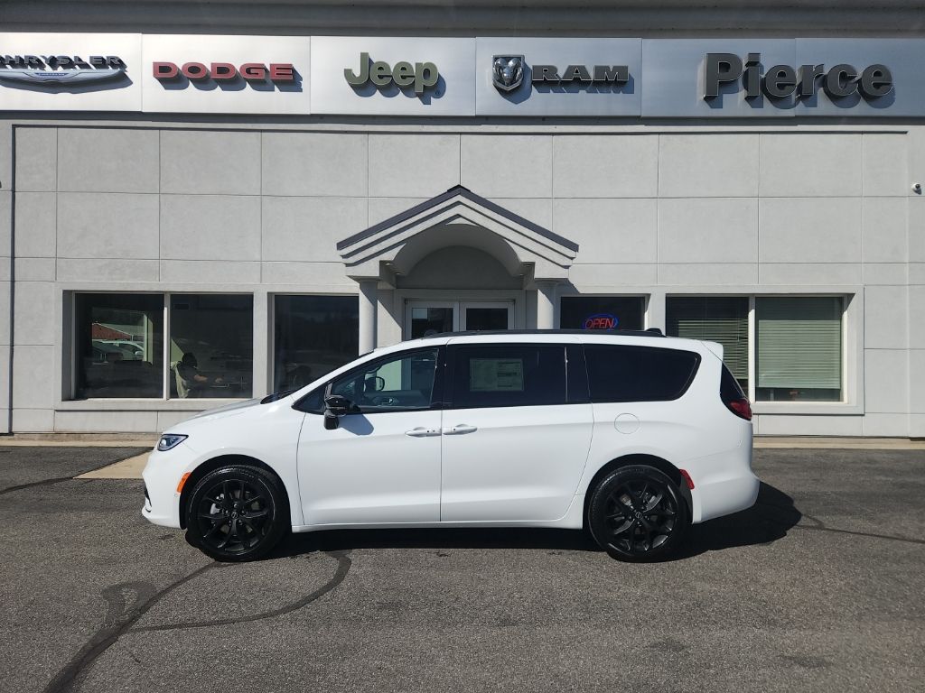 2026 Chrysler Pacifica Limited AWD's photo