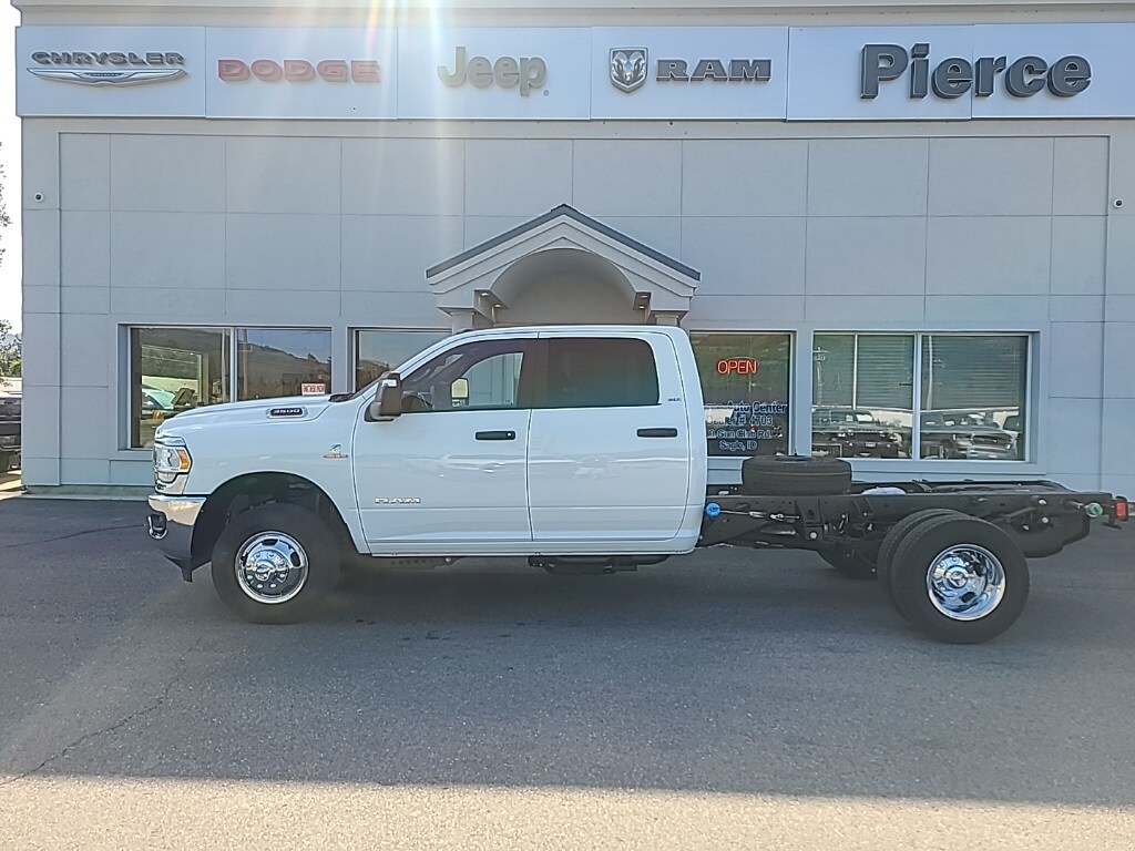 New 2023 Ram 3500 Chassis Cab 3500 SLT CREW CAB CHASSIS 4X4 60' CA Crew Cab