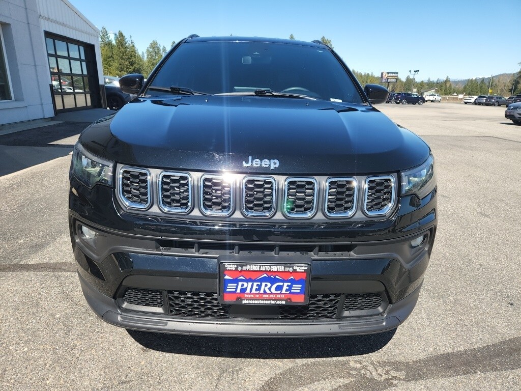 2024 Jeep Compass Latitude Lux photo 3