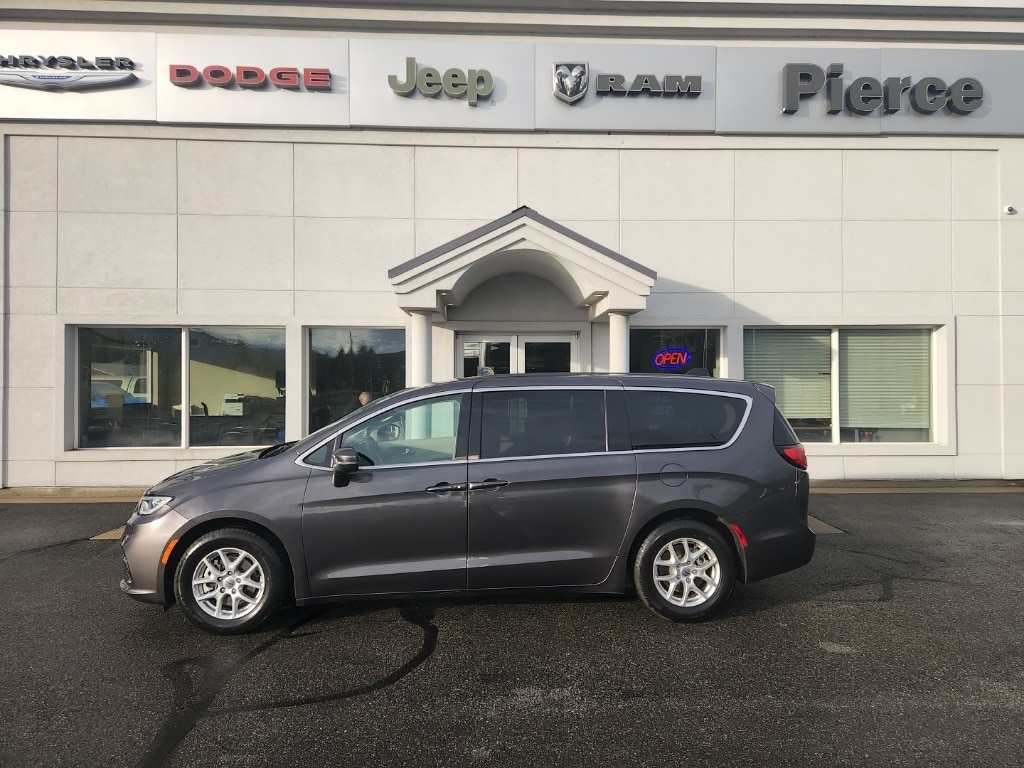 2023 Chrysler Pacifica Touring L's photo