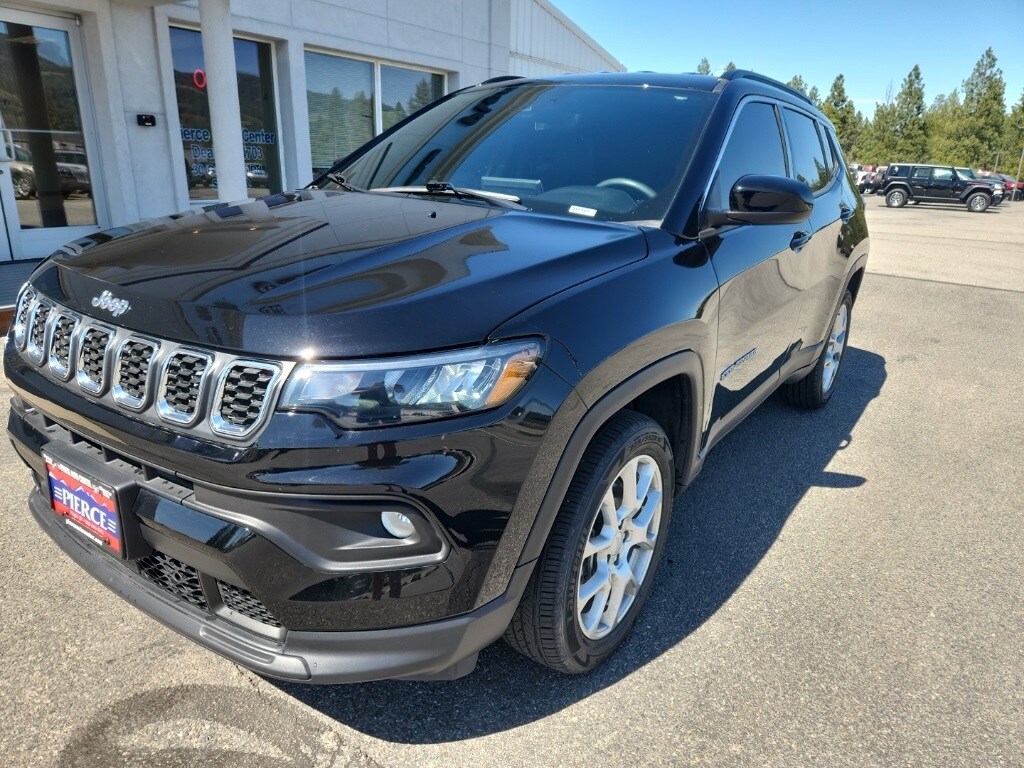 2024 Jeep Compass Latitude Lux photo 2