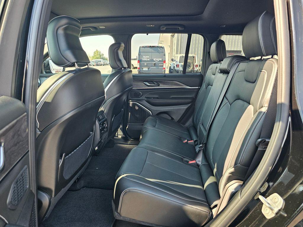 2025 Jeep Grand Cherokee Overland - Photo 12