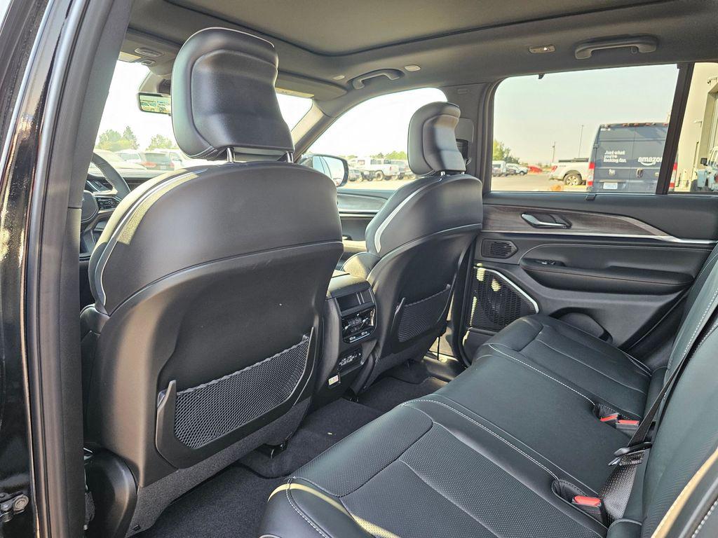2025 Jeep Grand Cherokee Overland - Photo 11