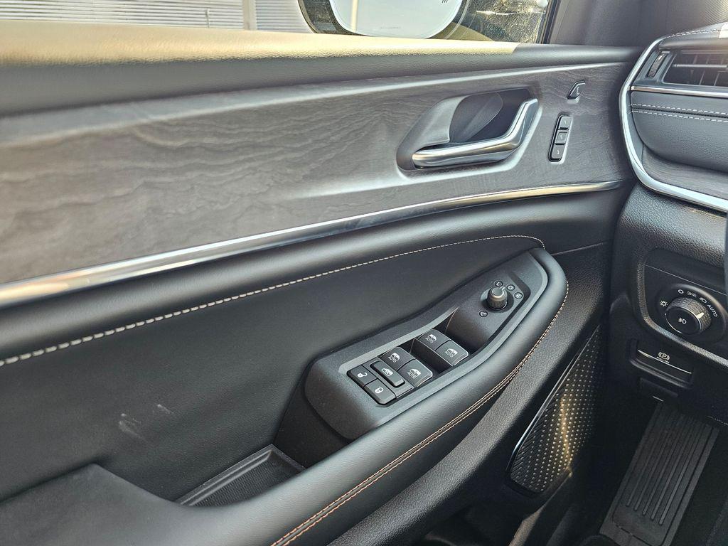 2025 Jeep Grand Cherokee Overland - Photo 28