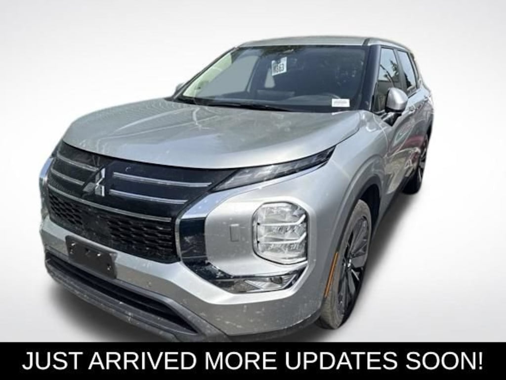 Used 2025 Mitsubishi Outlander SE