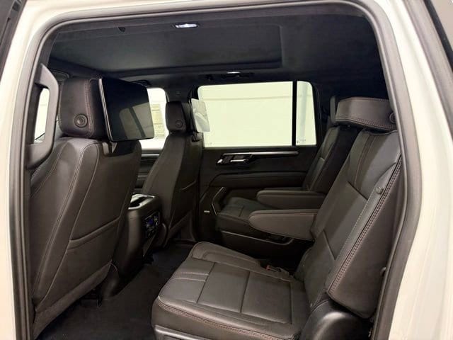 2025 Chevrolet Suburban RST - Photo 18