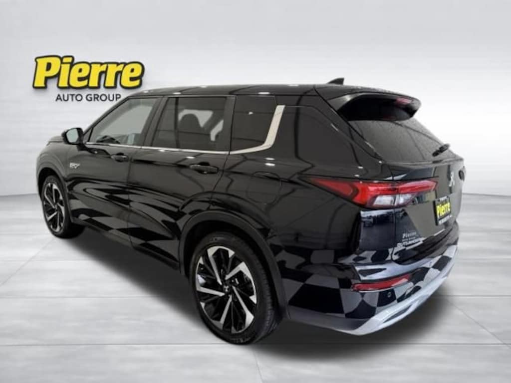 Used 2024 Mitsubishi Outlander Plug-In Hybrid SE