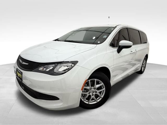 2023 Chrysler Voyager LX's photo