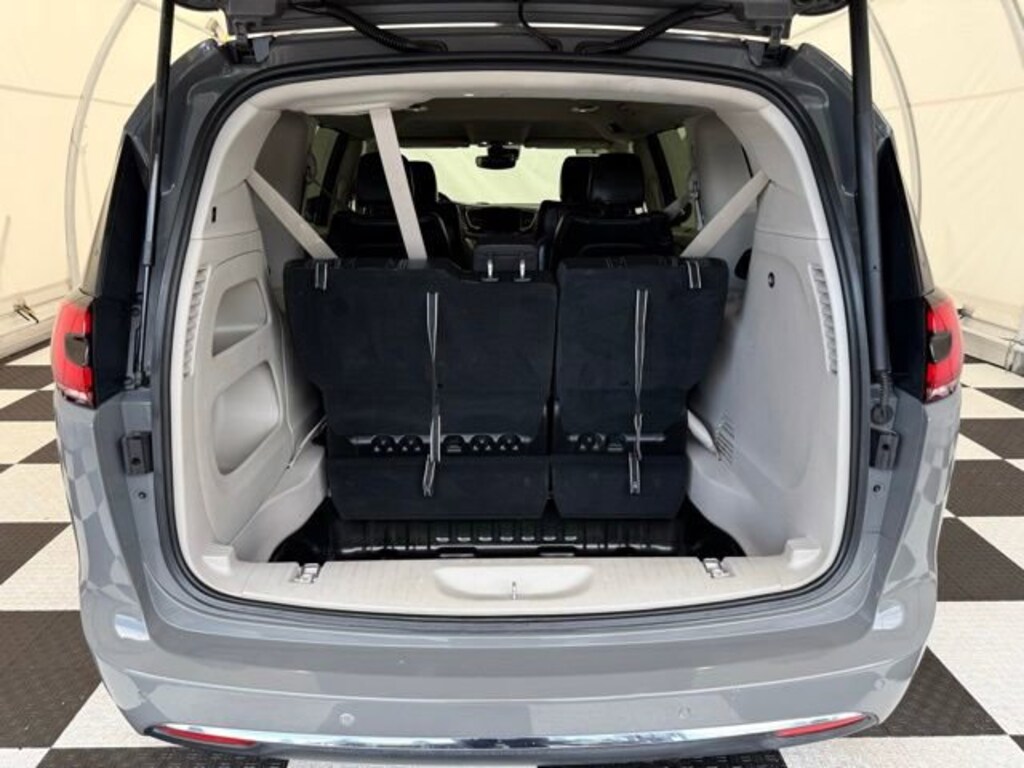 Used 2022 Chrysler Pacifica Touring L