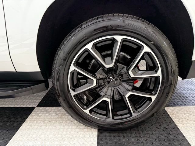 2025 Chevrolet Suburban RST - Photo 14