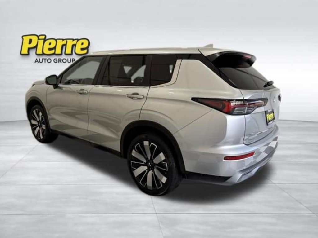 Used 2025 Mitsubishi Outlander SE