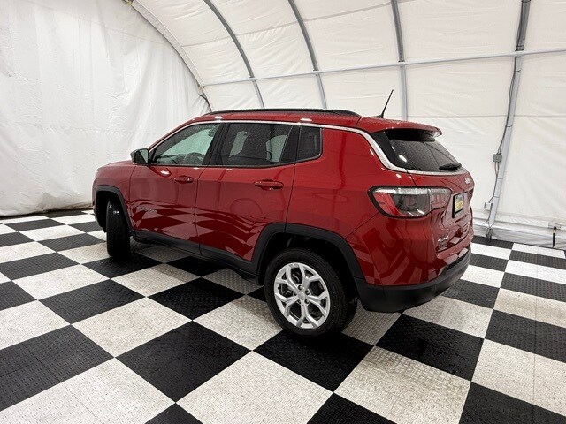 2024 Jeep Compass Latitude photo 2